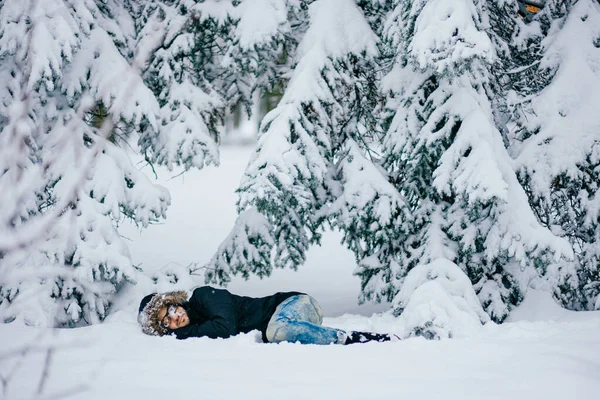 Ensam Man Sover Den Snöiga Skogen — Stockfoto