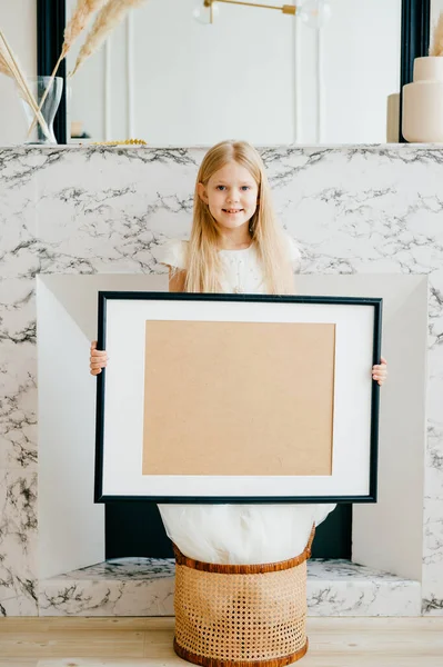 Portret Van Een Schattig Blank Meisje Met Lang Blond Haar — Stockfoto