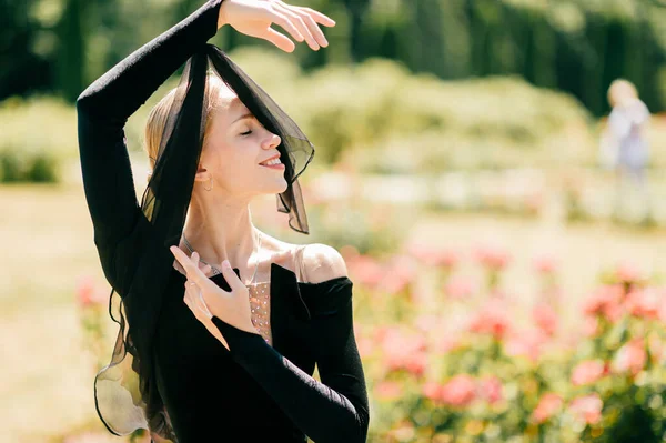 Mulher Excêntrica Vestido Preto Com Véu Manga Posando Parque Verão — Fotografia de Stock