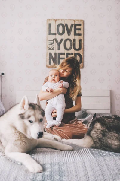 Happy Mother Holding Her Newborn Baby Siiting Bed Two Adorable — Stock Photo, Image