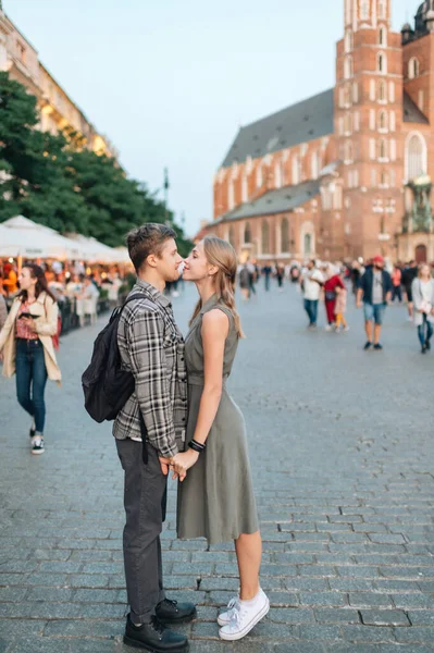 Krakow Daki Merkez Meydanında Genç Sevgi Dolu Bir Çift Kucaklaşması — Stok fotoğraf