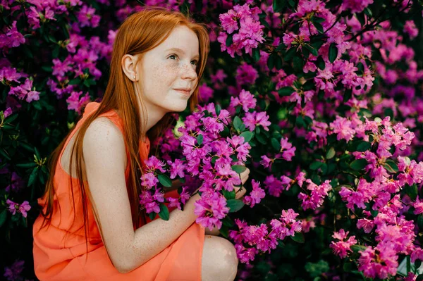 Foto Van Een Geweldig Roodharig Meisje Een Oranje Jurk Genietend — Stockfoto