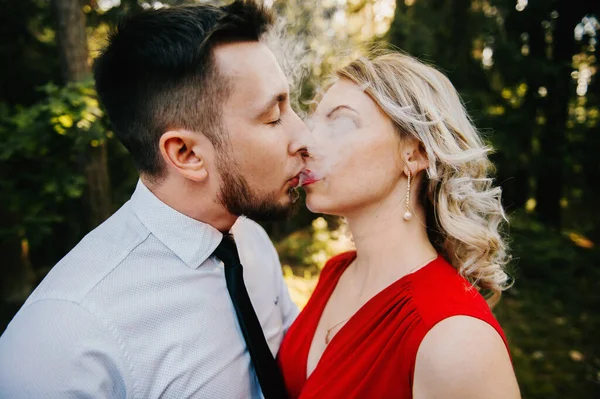 Extraño Emocionado Feliz Pareja Amorosa Aire Libre Retrato Verano Hombre — Foto de Stock