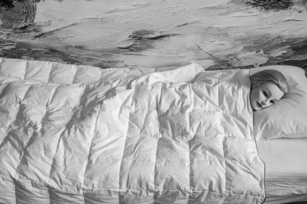 Manekin Głowa Pięknej Blondynki Długie Włosy Kobieta Leżąca Łóżku Pokryte — Zdjęcie stockowe