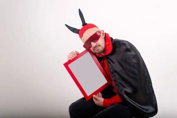 Hombre Caucásico Traje Halloween Demostrando Placa Nombre Vacía Sobre Fondo — Foto de Stock