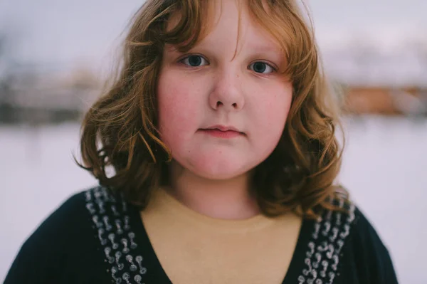 Portret Van Verdrietig Klein Meisje Zoek Naar Camera Buiten Winter — Stockfoto