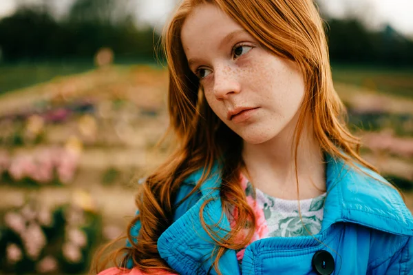 Mooi Vrouwelijk Kind Met Rood Haar Blauwe Jas Staat Grote — Stockfoto