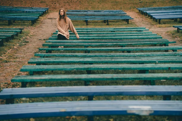 Smutná Depresivní Dívka Sedící Sama Lavičce Parku Mnoha Opuštěnými Lavicemi — Stock fotografie