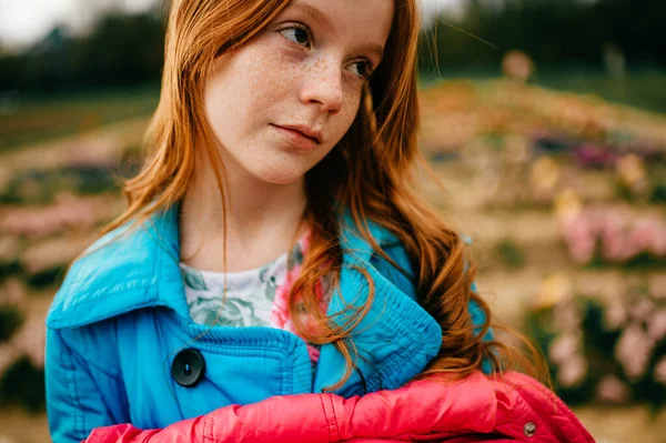 Portret Van Vreemd Rood Hoofd Meisje Lange Blauwe Jas Jurk — Stockfoto