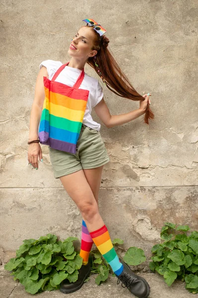 Chica Moda Con Lgbt Glag Cara Posando Sobre Vieja Pared — Foto de Stock