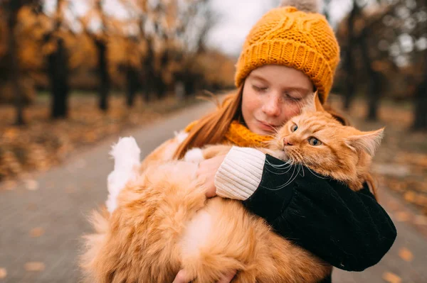 Adorable Chica Pecas Con Expresión Cara Amable Sosteniendo Gato Rojo — Foto de Stock