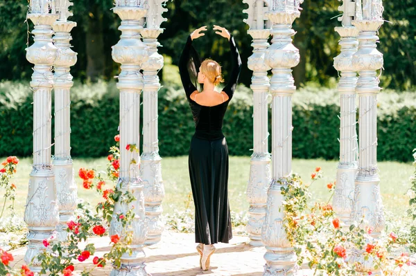 Jovem Bailarina Preto Vestido Moda Antiga Posando Arco Natureza — Fotografia de Stock