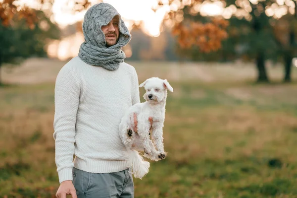 Homem Estranho Com Rosto Envolto Segurando Filhote Cachorro Bonito Sua — Fotografia de Stock