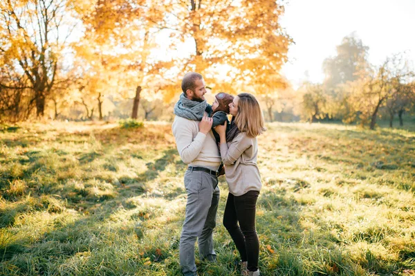 Mutlu Aile Çifti Güneşli Sonbahar Parkında Güzel Bebeklerine Sarılır — Stok fotoğraf