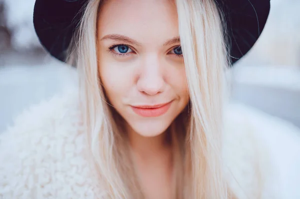 Porträt Des Hübschen Lächelnden Stilvollen Blonden Mädchens Mit Hut — Stockfoto
