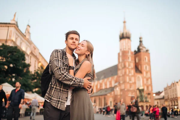 Krakow Daki Merkez Meydanında Genç Sevgi Dolu Bir Çift Kucaklaşması — Stok fotoğraf
