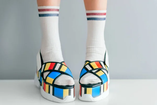 Красивые Женские Ноги Белых Носках Супер Модных Красочных Высоких Клиновых — стоковое фото