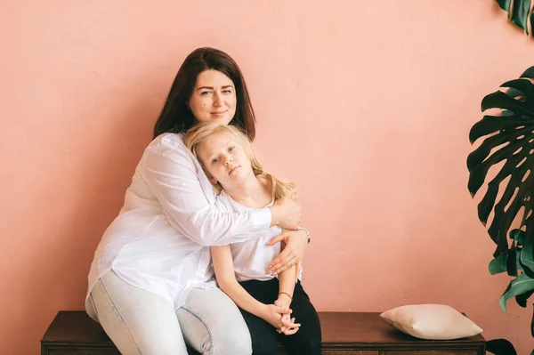 Πορτρέτο Lifestyle Ευτυχισμένη Μαμά Αγκαλιάζει Αξιολάτρευτο Νεαρή Κόρη Της Ροζ — Φωτογραφία Αρχείου