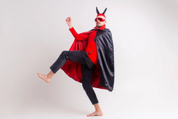 Elegante Hombre Elegante Traje Halooween Rojo Negro Cuernos Del Diablo — Foto de Stock