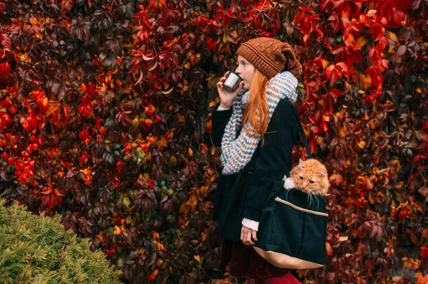 Genç Çilli Kız Elinde Çay Fincanıyla Sonbahar Parkında Çantasının Içinde — Stok fotoğraf