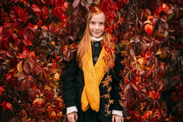 Roodharige Sproeten Iers Meisje Zwarte Jas Gele Sjaal Staan Kleurrijke — Stockfoto