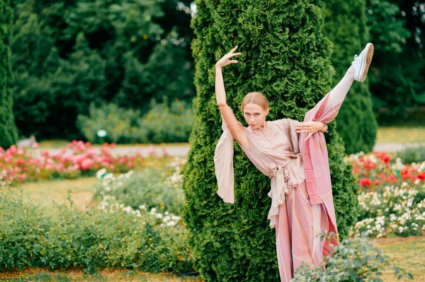 Jovem Bailarina Vestido Teatral Posando Com Elegância Natureza Jardim Italiano — Fotografia de Stock