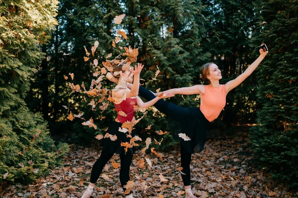 Två Glada Ballerinor Tar Selfie Med Smartphone Står Fallande Löv — Stockfoto