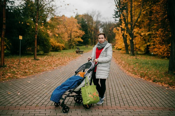 Jeune Belle Maman Caucasienne Dans Pull Rouge Pantalon Noir Écouvillonné — Photo