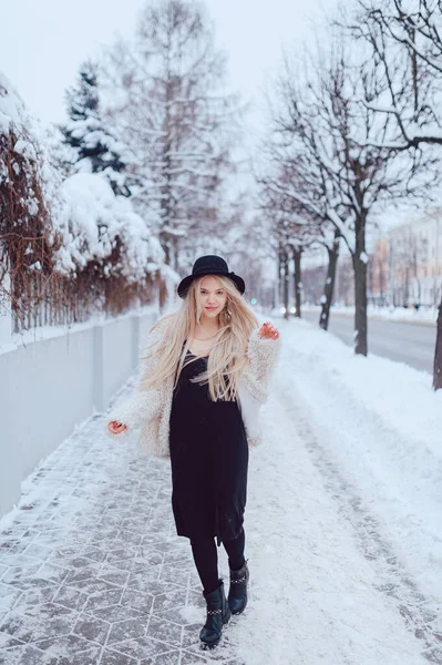 Stylische Schöne Blonde Mädchen Mantel Und Hut Posiert Der Nähe — Stockfoto