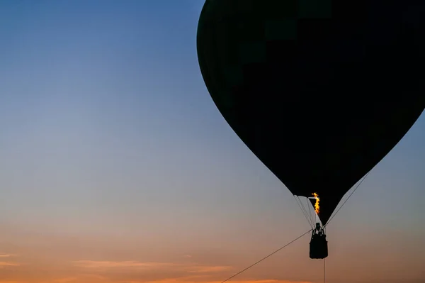 Silueta Personas Volando Globo Alto Cielo Atardecer Sobre Fondo Naranja —  Fotos de Stock