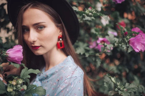 Beautiful Young Model Sensual Face Posing Inbushes Blooming Flowers — Stock Photo, Image