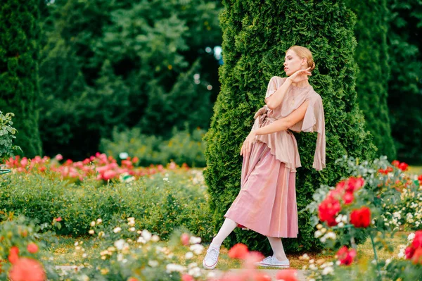 Jovem Bailarina Vestido Teatral Posando Com Elegância Natureza Jardim Italiano — Fotografia de Stock