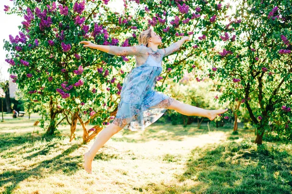 Jovem Bela Menina Modelo Elegante Vestido Divertir Livre Jardim Florido — Fotografia de Stock