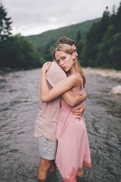 Mode Vie Couple Amoureux Câlins Dans Rivière — Photo