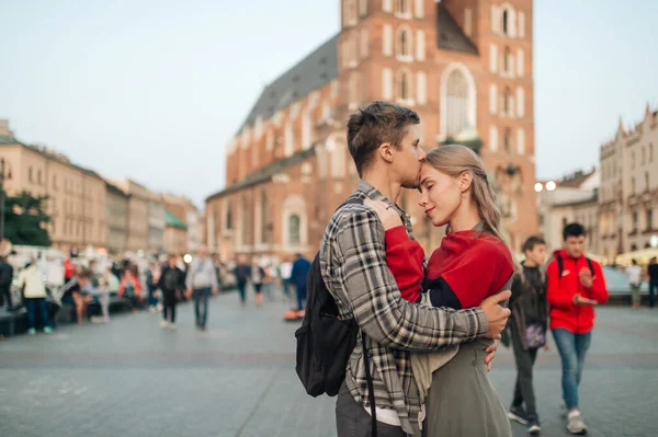 Νέοι Αγάπη Ζευγάρι Αγκαλιές Στην Κεντρική Πλατεία Στην Κρακοβία Κρακοβία — Φωτογραφία Αρχείου