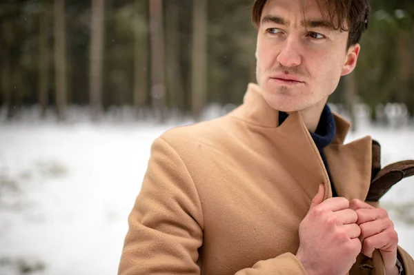 Elegante Zelfverzekerde Man Stijlvolle Formele Kleding Poserend Besneeuwd Bos Mannelijke — Stockfoto