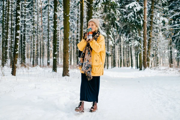 Mladý Stylový Hipster Dívka Žluté Bundě Teplou Šálu Procházky Sněhovém — Stock fotografie