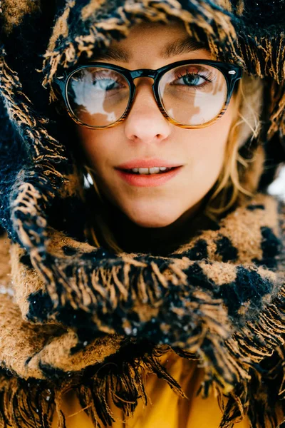 Detailní Záběr Portrét Legrační Mladé Hipster Dívka Brýlemi Šála Zakrývající — Stock fotografie
