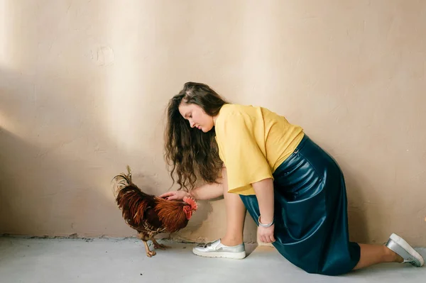 Молодая Добрая Девушка Гладит Курицу Перед Стеной Дома — стоковое фото