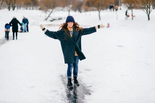 Junge Fröhliche Fröhliche Fröhliche Bizarre Verrückte Mädchen Warmen Winterklamotten Spaß — Stockfoto