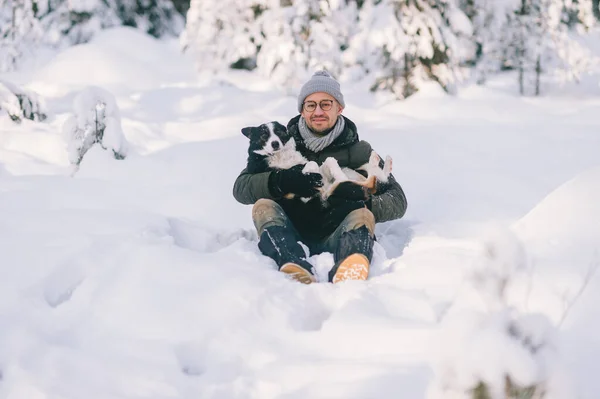 Homem Feliz Segurando Cão Adorável Suas Mãos Floresta Nevada Garoto — Fotografia de Stock