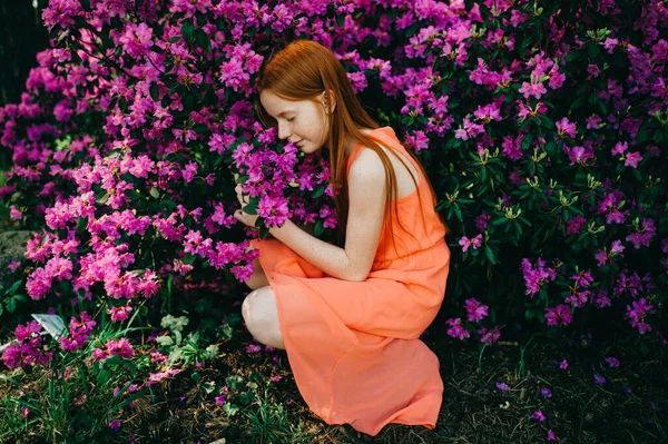 Foto Van Een Geweldig Roodharig Meisje Een Oranje Jurk Genietend — Stockfoto