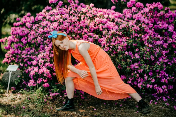 Podivná Mladá Dívka Dlouhými Zrzavými Vlasy Hezká Tvář Letních Oranžových — Stock fotografie