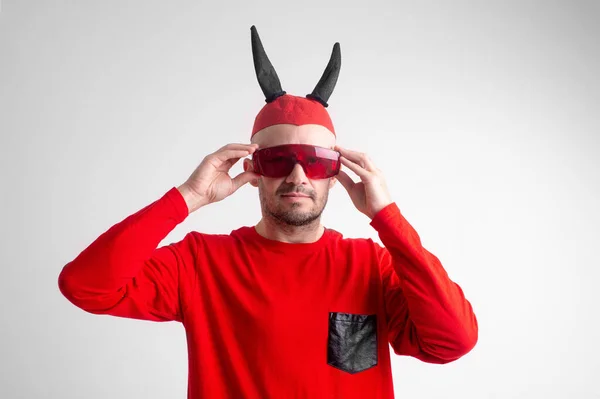 Extraño Hombre Diabólico Gafas Sol Traje Halloween Rojo Negro Posando — Foto de Stock