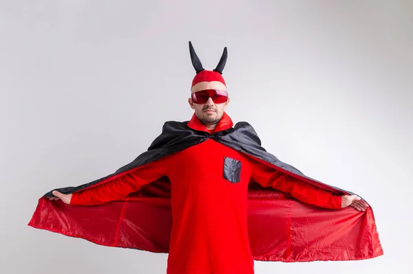 Extraño Hombre Diabólico Gafas Sol Traje Halloween Rojo Negro Posando — Foto de Stock