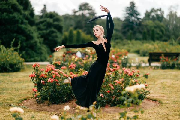 Junge Ballerina Schwarzen Kleid Posiert Und Zeigt Ballett Posen Sommerpark — Stockfoto