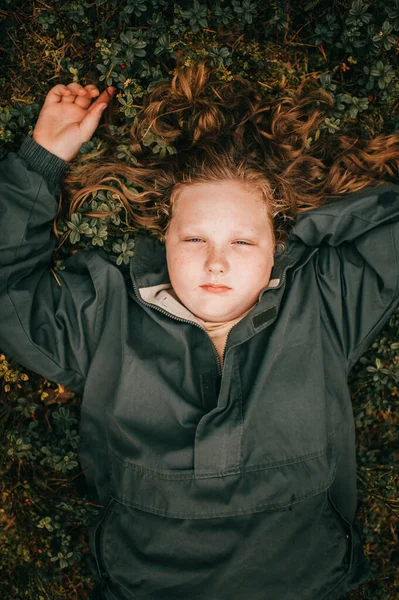 Portrait Belle Fille Caucasienne Trouve Sur Sol Dans Forêt Sur Photo De Stock