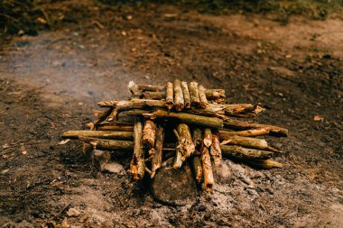 Şenlik ateşi ormanını kapatın.