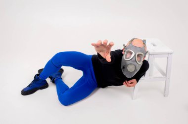 Solunum cihazında beyaz arka planda poz veren tuhaf bir adam.