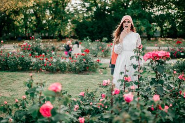 Gotik makyajlı ve açık havada güneşli parkta yüzyüze çekilmiş etkileyici bir kız.